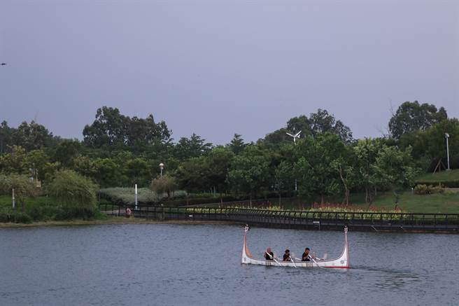 蘭嶼達悟族黑潮勇士們26日下午在至善湖內划拼板舟，跟大家分享蘭嶼的拼板舟文化。（張亦惠攝）