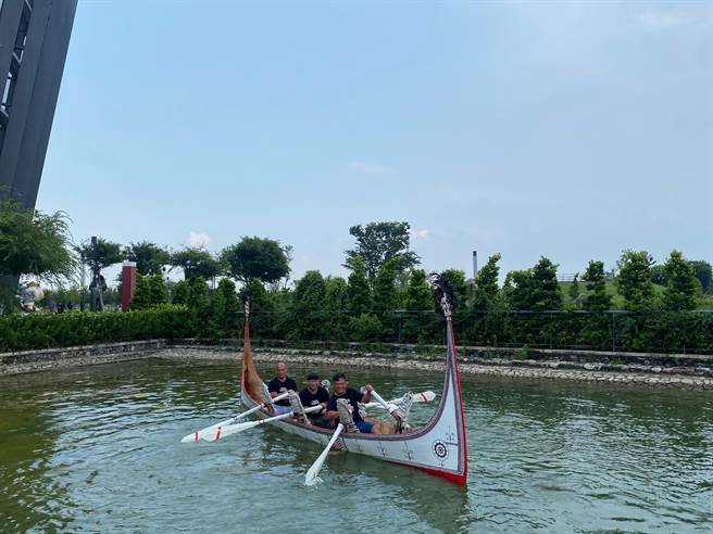 蘭嶼達悟族黑潮勇士們26日下午在至善湖內划拼板舟，跟大家分享蘭嶼的拼板舟文化。（張亦惠攝）