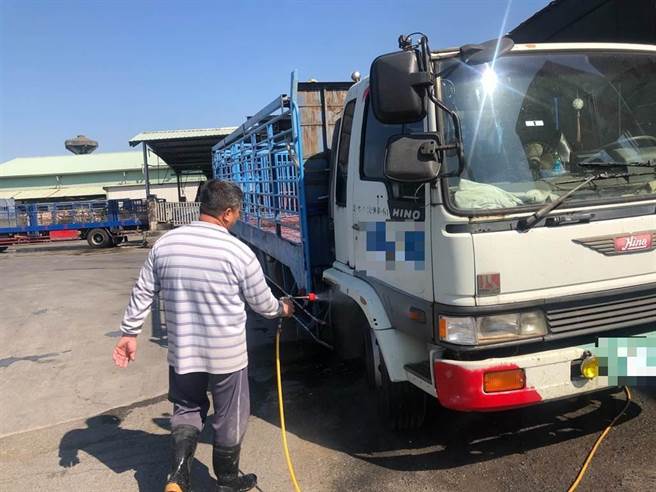 肉品市场运猪车离场前消毒。（台南市政府提供／张毓翎台南传真）
