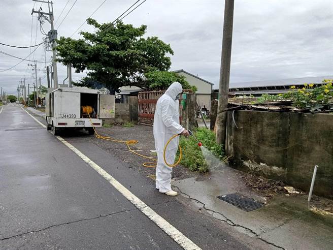 动保处进行养猪场周边道路消毒。（台南市政府提供／张毓翎台南传真）