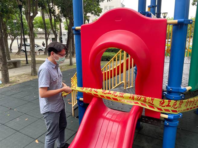 負責人員將公園遊樂設施封鎖線拆除。（嘉縣政府提供／張亦惠嘉縣傳真）