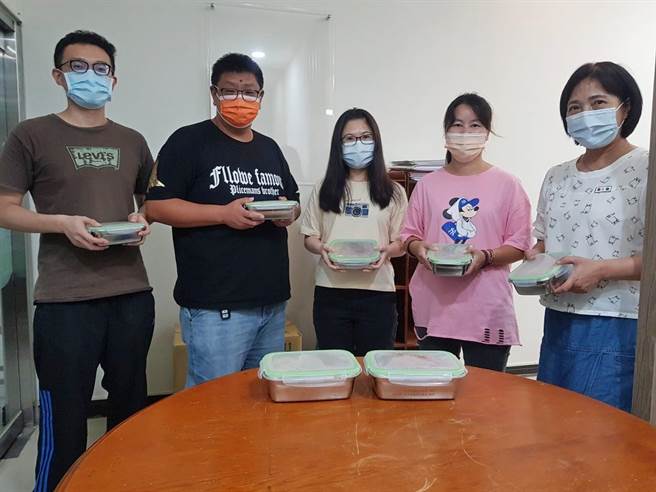 嘉义县环保局废管科订购环保外送餐盒。（嘉县环保局提供／张亦惠嘉县传真）