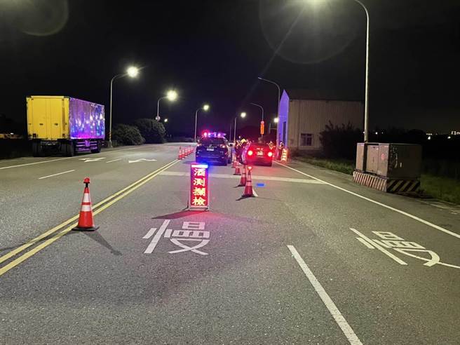 隨著降級解封，飲宴應酬也隨之增加，大園警分局指出，截至26日止8月份酒駕案件已達46件，相較7月份酒駕案件增加約7成。（大園分局提供／蕭靈璽桃園傳真）