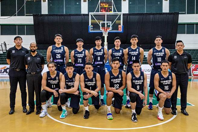 中华男篮赛前全队合照留念。(取自FIBA官网)