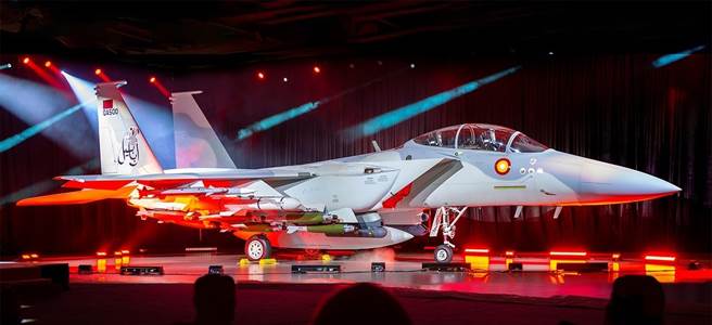 在波音圣路易厂举行的卡达F-15QA战机公开展示会。(图/波音)