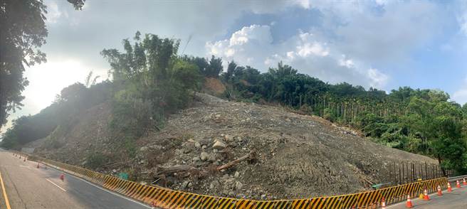 省道台16线因雨崩塌，集集铁道隧道遭波及，火车无法通行。（廖志晃摄）