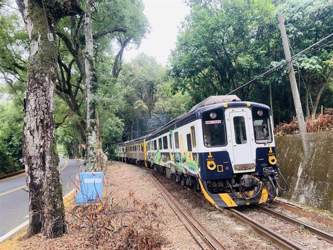 集集铁道隧道土石崩落挤压隧道，火车无法通行。（廖志晃摄）
