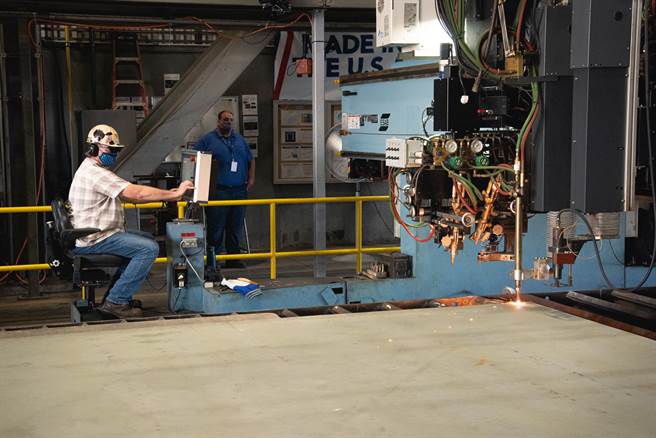 HII人员切割「米勒号」的首块钢板。（图／HII）