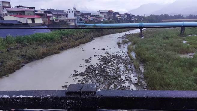 台南市消防局南化分队至南化区河川桥梁巡视，目前道路畅通，水位没有上升。(读者提供／刘秀芬台南传真)