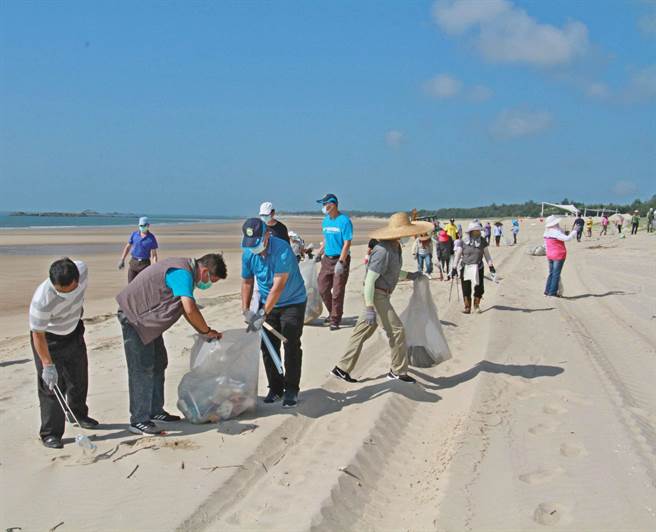 金寧乡长杨忠俊今天带队净滩，期待乡亲和游客不乱丢垃圾，一起维护美好家园，徜徉在青山绿水之中。（金寧乡公所提供）