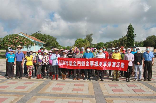 金寧乡长杨忠俊今天带队净滩，期待乡亲和游客不乱丢垃圾，一起维护美好家园，徜徉在青山绿水之中。（金寧乡公所提供）