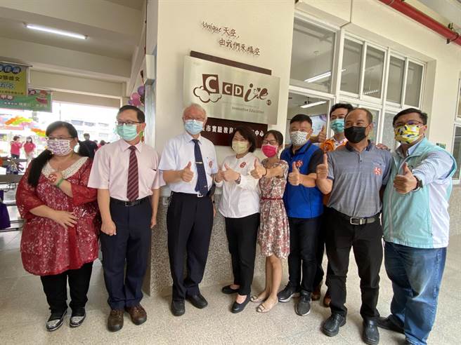 嘉义市长黄敏惠（左四）、嘉义大学校长艾群（左三）为「嘉义市实验教育课程发展中心」揭牌。（廖素慧摄）