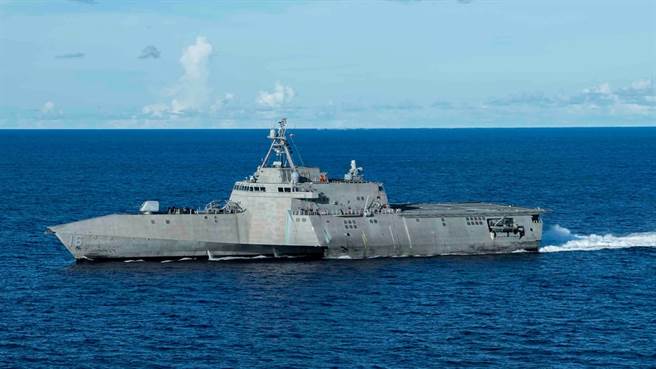 「杜爾沙」號（USS Tulsa）濱海作戰艦航行菲律賓海的畫面。（美國第7艦隊）