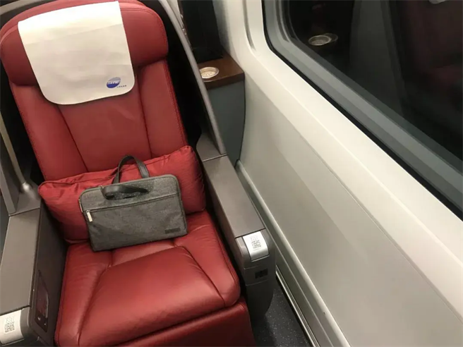 大陆动车商务座，红色真皮太空按摩椅，10多平米的空间只有5个座位。(作者提供)