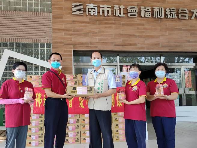 世界佛教正心会赠200箱泡麵及200桶肉松至台南社会局，由台南市政府社会局长陈荣枝(左2)代表接受，并颁发感谢状给该会。（台南市社会局提供／程炳璋台南传真）