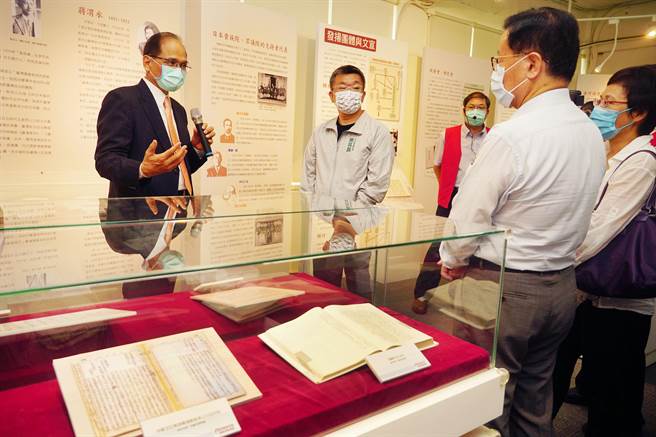 立法院长游锡堃（左1）、立法院副院长蔡其昌（左2），26日带领立院主管到立法院议政博物馆参观百年展，以勉励院内同仁熟知台湾议会与民主发展史。（黄国峰摄）