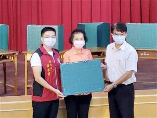 台灣金山財神廟慈善會於今（26日）捐贈環保防疫隔板1800片給萬里金山石門地區13所中小學及附設幼兒園，受惠學生人數達1800人。（翻攝）