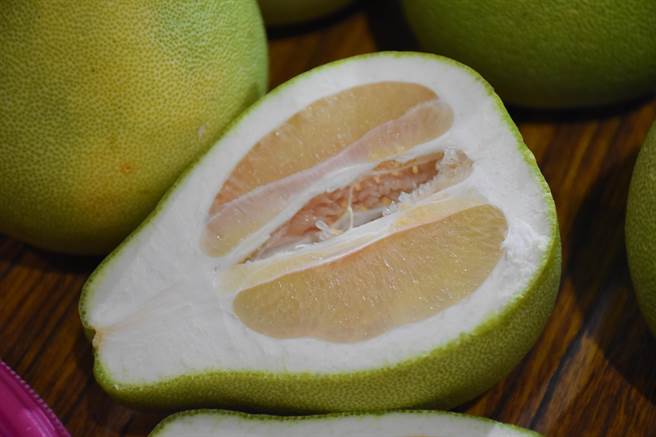 花蓮縣瑞穗鶴岡文旦柚是全台單一鄉鎮最大產區，今年天公作美，文旦柚多汁清甜。（羅亦晽攝）