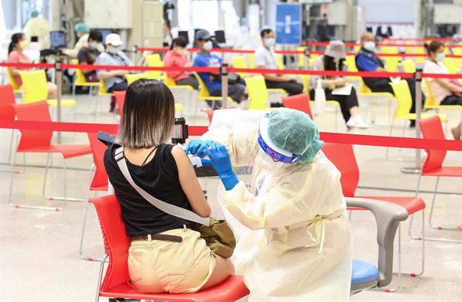 迎接開學，彰化縣教職員疫苗接種率達97.3％，為了更全面保護校園安全，27日將再加碼，已備妥800劑AZ疫苗。(示意圖，陳俊吉攝)