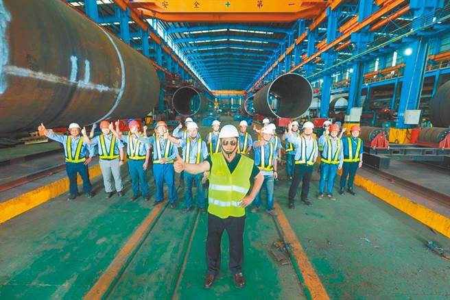 离岸风电水下基础承包商世纪钢今天遭国民党立院爆料，进口46座韩制品代替国货，赚取暴利差价。经济部回应，如果业者违反产业关联承诺，将开罚最重还解约。(图／世纪离岸风电提供)