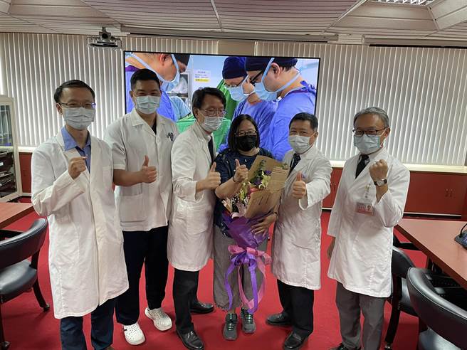 张姓女患者（右3），9年前至中荣进行血型不相容活体肾臟移植手术，迄今肾功能正常，有了健康新生活。（中荣提供／张妍溱台中传真）