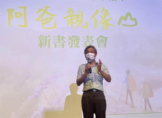 玉管处长锺铭山，说明开放山林政策。（廖志晃摄）