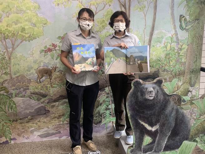 《阿爸亲像山》文字创作者 吴沛珊（左），是玉管处员工。（廖志晃摄）