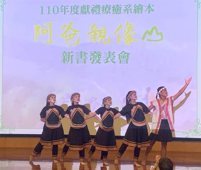 布农族青少年，表演传统歌舞。（廖志晃摄）