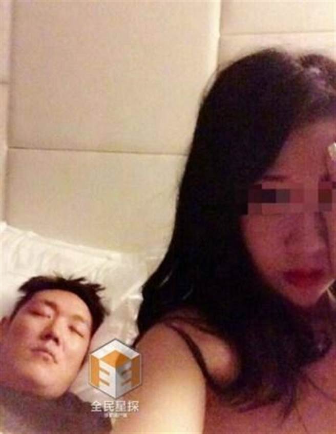 接着田源又被流出与另一位女大生的亲密床照。(取自全民星探)