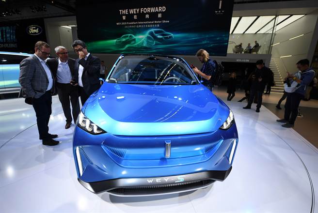 大陆制品竞争力大幅跃进，在欧洲抢走德国机械汽车等传统强项的市场，威胁德霸主地位。图为中国电动车参加法兰克福汽车展。（图／新华社）