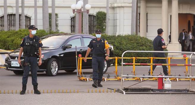 行政院院會26日通過明年度中央政府總預算，院長蘇貞昌在院會中表示，總預算雖未編列軍公教待遇調整，但他特別請人事總處、主計總處等再做周延考量，給軍公教同仁肯定，並作為政府帶頭加薪，引導民間企業共同加薪的示範。總統府前憲兵執勤的情形。（張鎧乙攝）