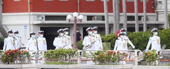 行政院院會26日通過明年度中央政府總預算，院長蘇貞昌在院會中表示，總預算雖未編列軍公教待遇調整，但他特別請人事總處、主計總處等再做周延考量，給軍公教同仁肯定，並作為政府帶頭加薪，引導民間企業共同加薪的示範。海軍軍樂隊26日到總統府前廣場，準備降旗儀式的演奏。（張鎧乙攝）
