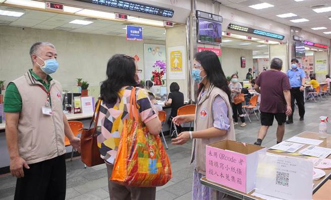 行政院院會26日通過明年度中央政府總預算，院長蘇貞昌在院會中表示，總預算雖未編列軍公教待遇調整，但他特別請人事總處、主計總處等再做周延考量，給軍公教同仁肯定，並作為政府帶頭加薪，引導民間企業共同加薪的示範。勞動部勞工保險局台北市辦事處人員服務民眾的情形。（張鎧乙攝）
