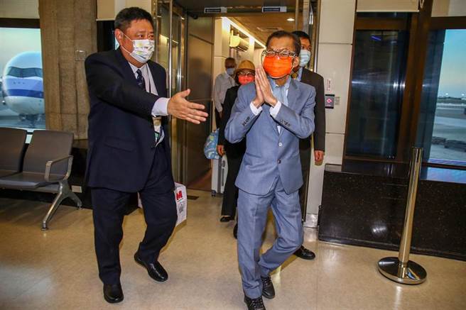 李应元26日离任返台，于晚间6时04分抵达桃园机场，外交部与医疗人员到登机口接机，李应元明显身型消瘦，与往日形体大有不同，见到媒体前来採访，仍然很有精神地道谢、并双手合十谢谢大家。 （陈麒全摄）
