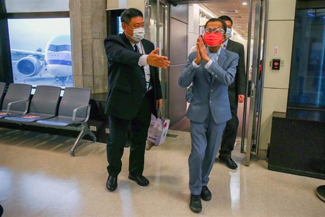 李应元26日离任返台，于晚间6时04分抵达桃园机场，外交部与医疗人员到登机口接机，李应元明显身型消瘦，与往日形体大有不同，见到媒体前来採访，仍然很有精神地道谢、并双手合十谢谢大家。 （陈麒全摄）
