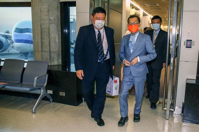 李应元26日离任返台，于晚间6时04分抵达桃园机场，外交部与医疗人员到登机口接机，李应元明显身型消瘦，与往日形体大有不同，见到媒体前来採访，仍然很有精神地道谢、并双手合十谢谢大家。 （陈麒全摄）
