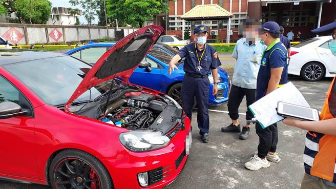 警方经过1个多月追查，25日传唤14人、14车到案，当场查扣涉案车5辆。（读者提供／张毓翎台南传真）