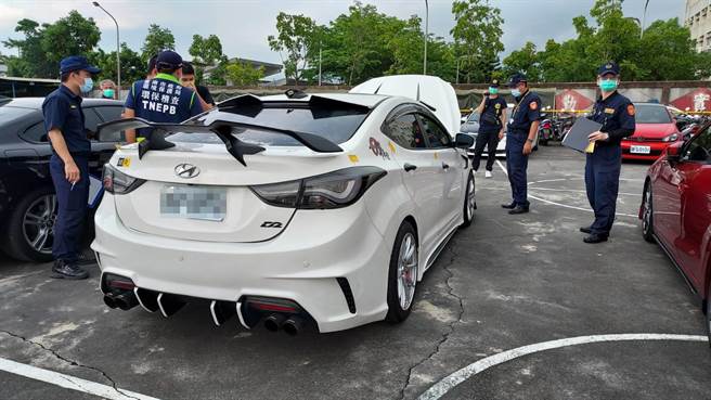 警方经过1个多月追查，25日传唤14人、14车到案，当场查扣涉案车5辆。（读者提供／张毓翎台南传真）