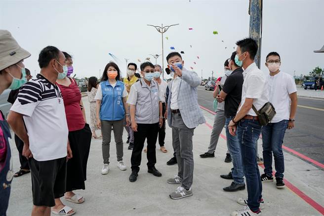 新竹渔港新港4路被画上红线，渔民担心影响渔业工作，找上民代陈情。（新竹市议会提供／邱立雅竹市传真）