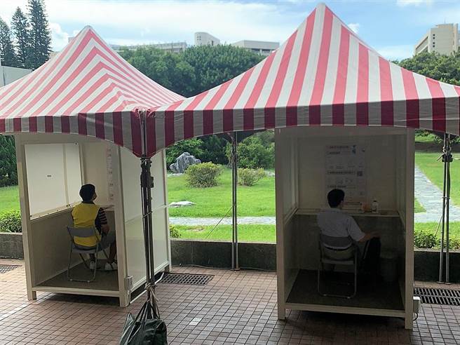 陽明交通大學首創全台大專院校設立自我篩檢亭，自篩結果將上傳陽明交大健康管理平台，供工作人員檢視。（陽明交大提供／邱立雅竹市傳真）