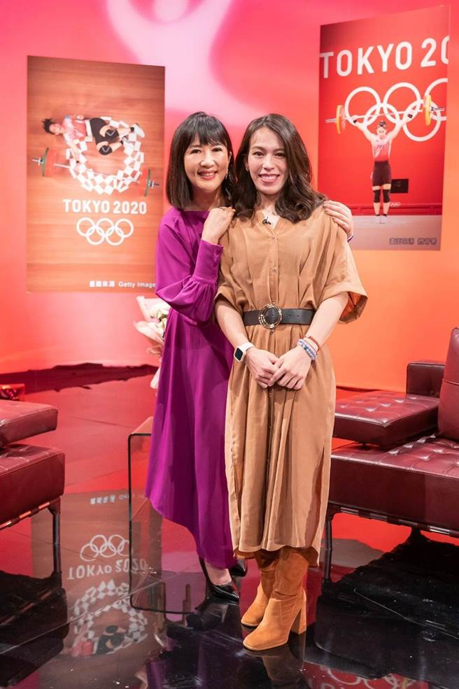 方念华（左）日前访问举重女神郭婞淳。（摘自脸书）