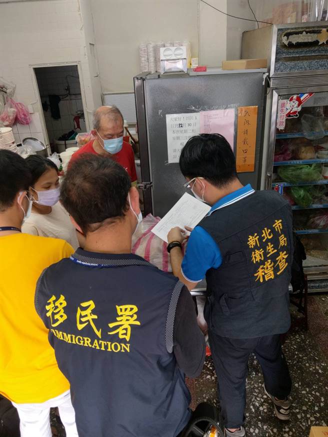 基隆市专勤队查获4项未有中文标示之肉类产品，包括圆柱状火腿8包、圆饼状火腿13包、香肠2包、不明肉品2包，共25包，总计11.88公斤。(宋原彰翻摄)
