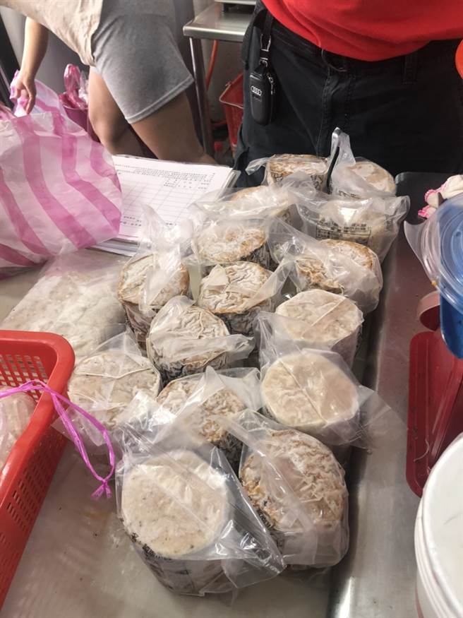 基隆市专勤队查获4项未有中文标示之肉类产品，包括圆柱状火腿8包、圆饼状火腿13包、香肠2包、不明肉品2包，共25包，总计11.88公斤。(宋原彰翻摄)

