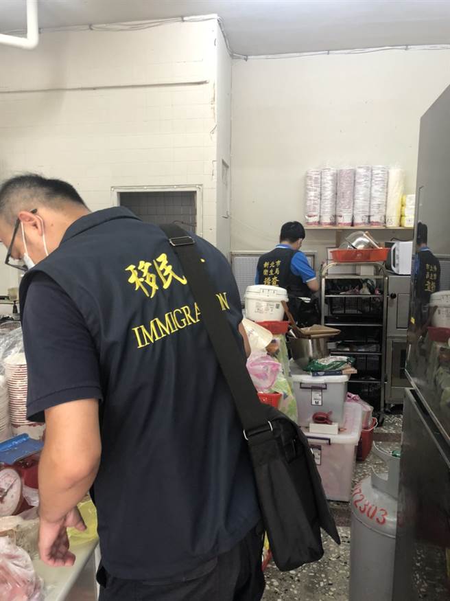 基隆市专勤队查获4项未有中文标示之肉类产品，包括圆柱状火腿8包、圆饼状火腿13包、香肠2包、不明肉品2包，共25包，总计11.88公斤。(宋原彰翻摄)
