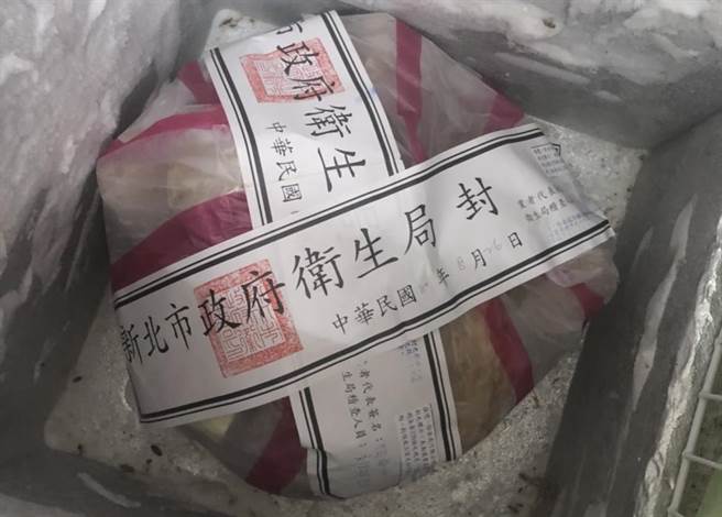 基隆市专勤队查获4项未有中文标示之肉类产品，包括圆柱状火腿8包、圆饼状火腿13包、香肠2包、不明肉品2包，共25包，总计11.88公斤。(宋原彰翻摄)
