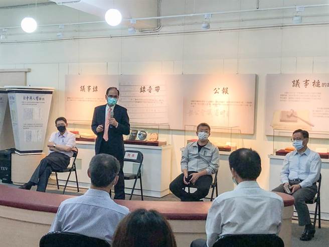 院长游锡堃特别安排在会议前一天率立法院主管参观立法院议政博物馆的「台湾议会设置请愿运动百年展」，以勉励院内同仁熟知臺湾议会与民主发展史。(立法院提供)