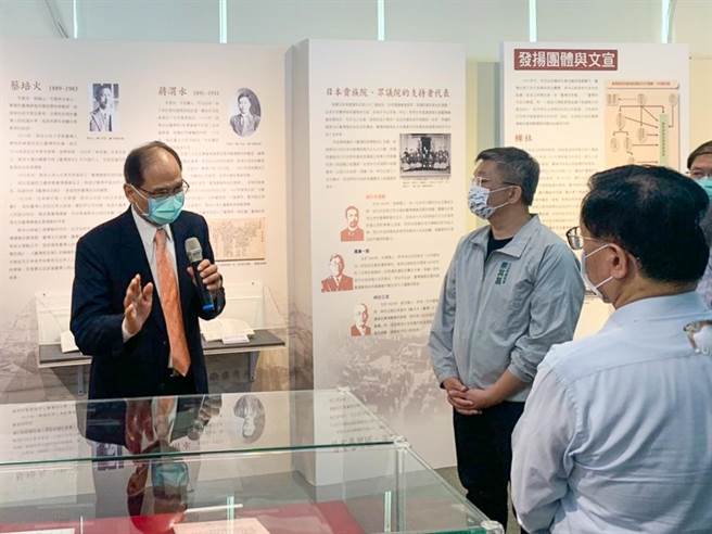 院长游锡堃勉励院内同仁熟知台湾议会与民主发展史。(立法院提供)