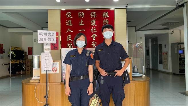 新北市淡水警分局警员蔡欣妤与黄政耀与行员合作成功拦阻诈骗。（淡水警分局提供）