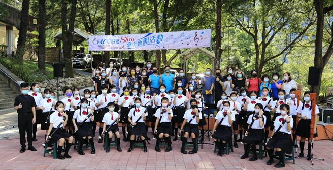 台中市西屯國小直笛團在防疫微解封後，到博愛國小谷關分校演出，展開一場城市與山林的音樂對話。（台中市西屯國小提供／盧金足台中傳真）