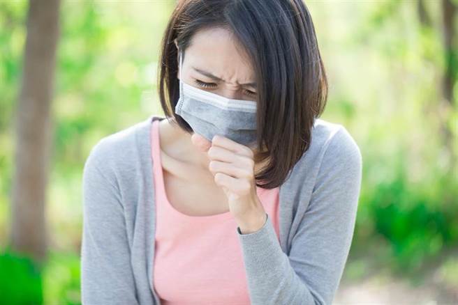 百日咳桿菌具有高度傳染力，害人咳到懷疑人生，傳染力遠高於新冠病毒。(示意圖/Shutterstock)